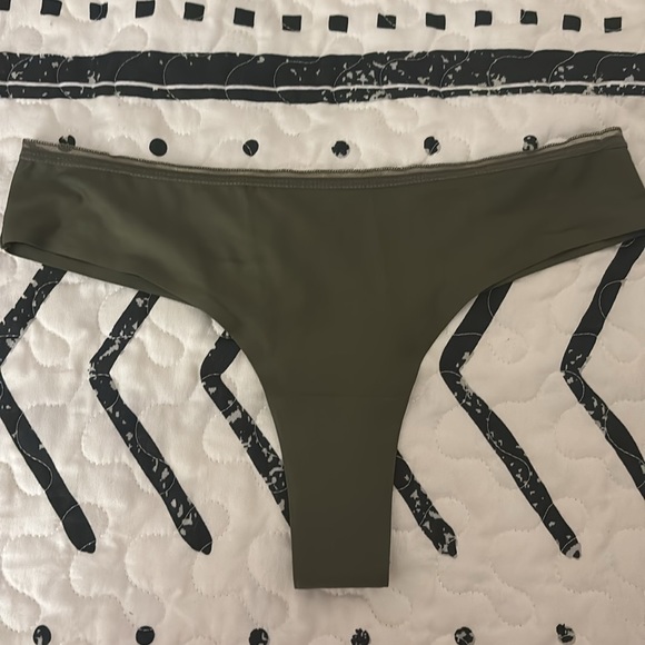 3 new pairs of thongs - Picture 5 of 11